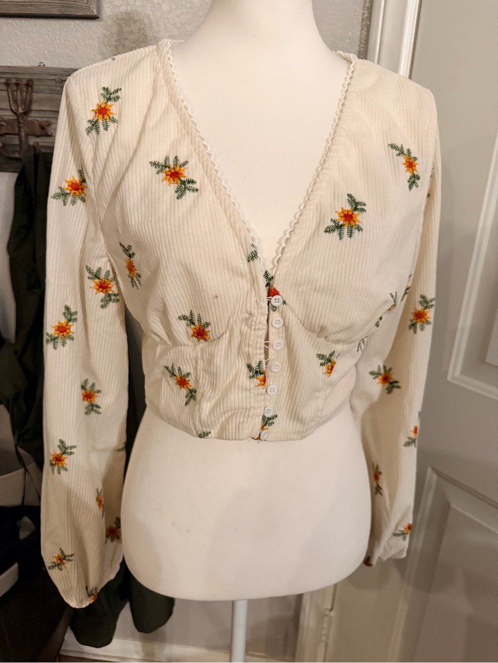 SHEIN Corduroy Cream Cropped Button-Front Floral Blouse, nwot sz large.